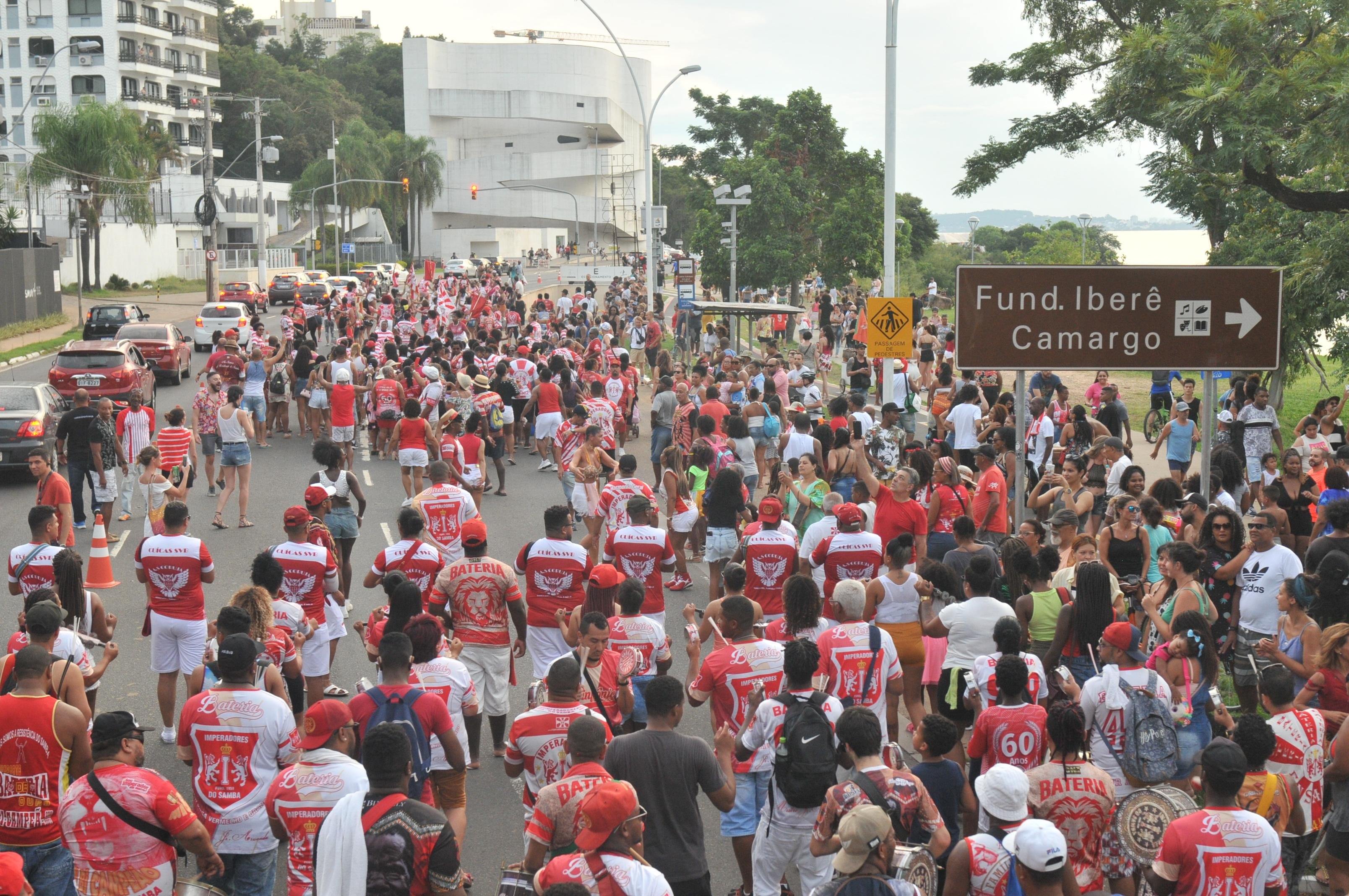 Cerca de 500 pessoas participaram de cortejo carnavalesco neste domingo