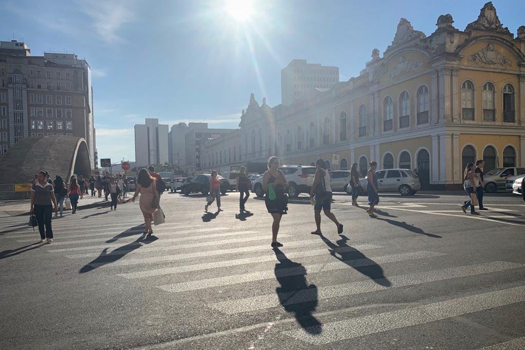 Calor deve dar lugar a pancadas de chuva no RS