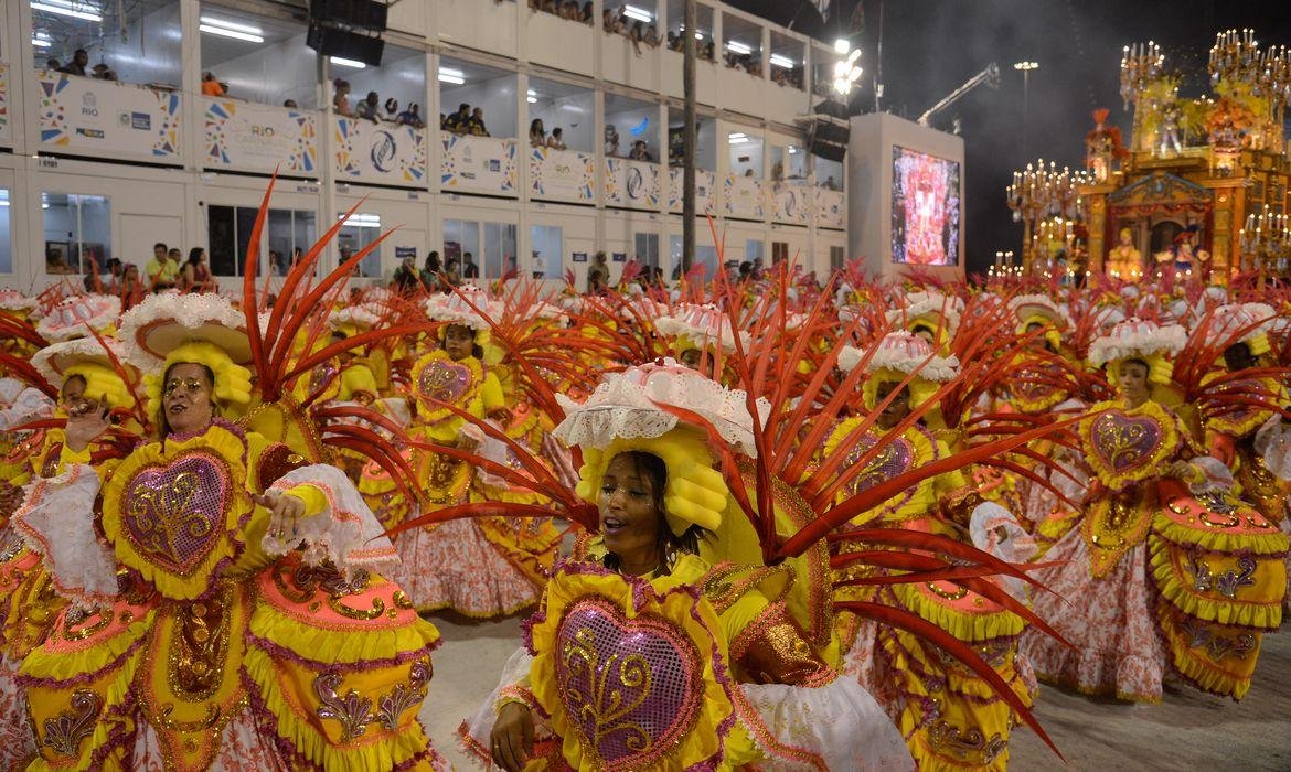 Desfiles das escolas de samba iniciam nesta sexta-feira