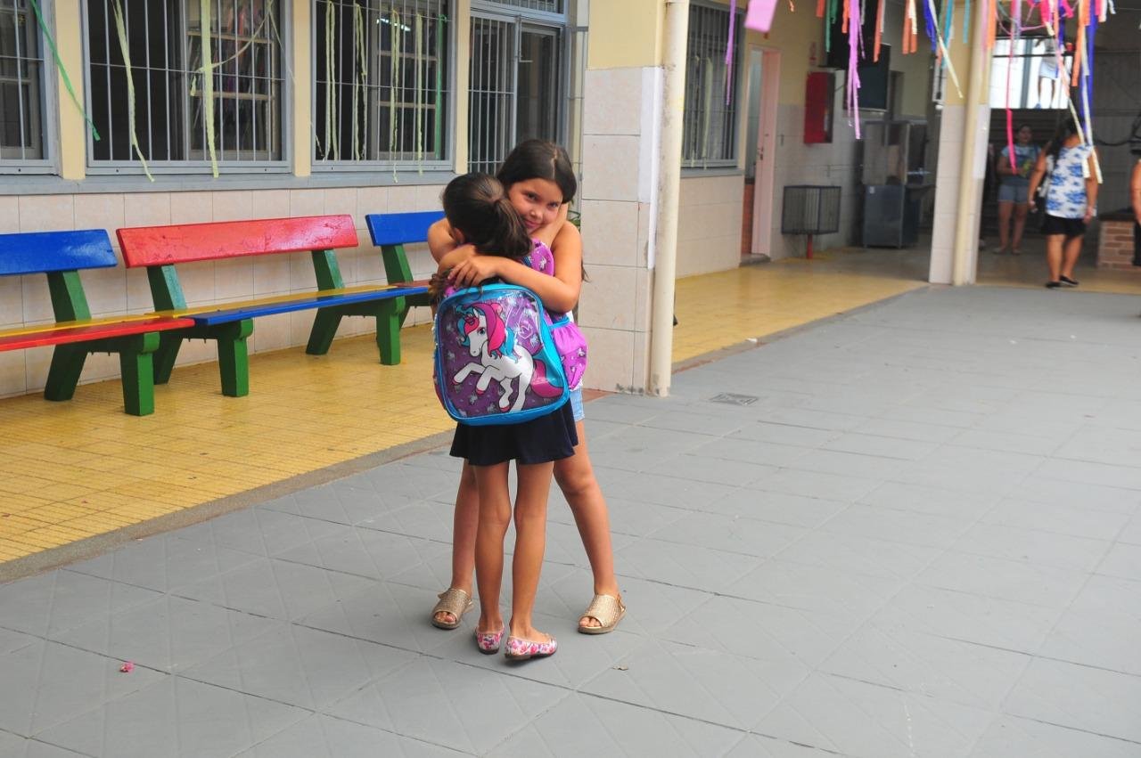 Menina Agatha Oliveira Cunha, 9 anos, n&atilde;o conteve a alegria ao abra&ccedil;ar a sua colega
