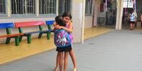 Menina Agatha Oliveira Cunha, 9 anos, não conteve a alegria ao abraçar a sua colega