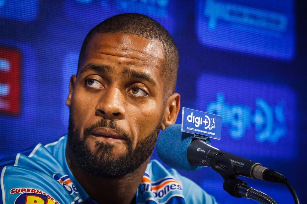 Essas v&aacute;rias les&otilde;es, segundo S&aacute;, tamb&eacute;m dificultam para o clube rescindir com Ded&eacute;