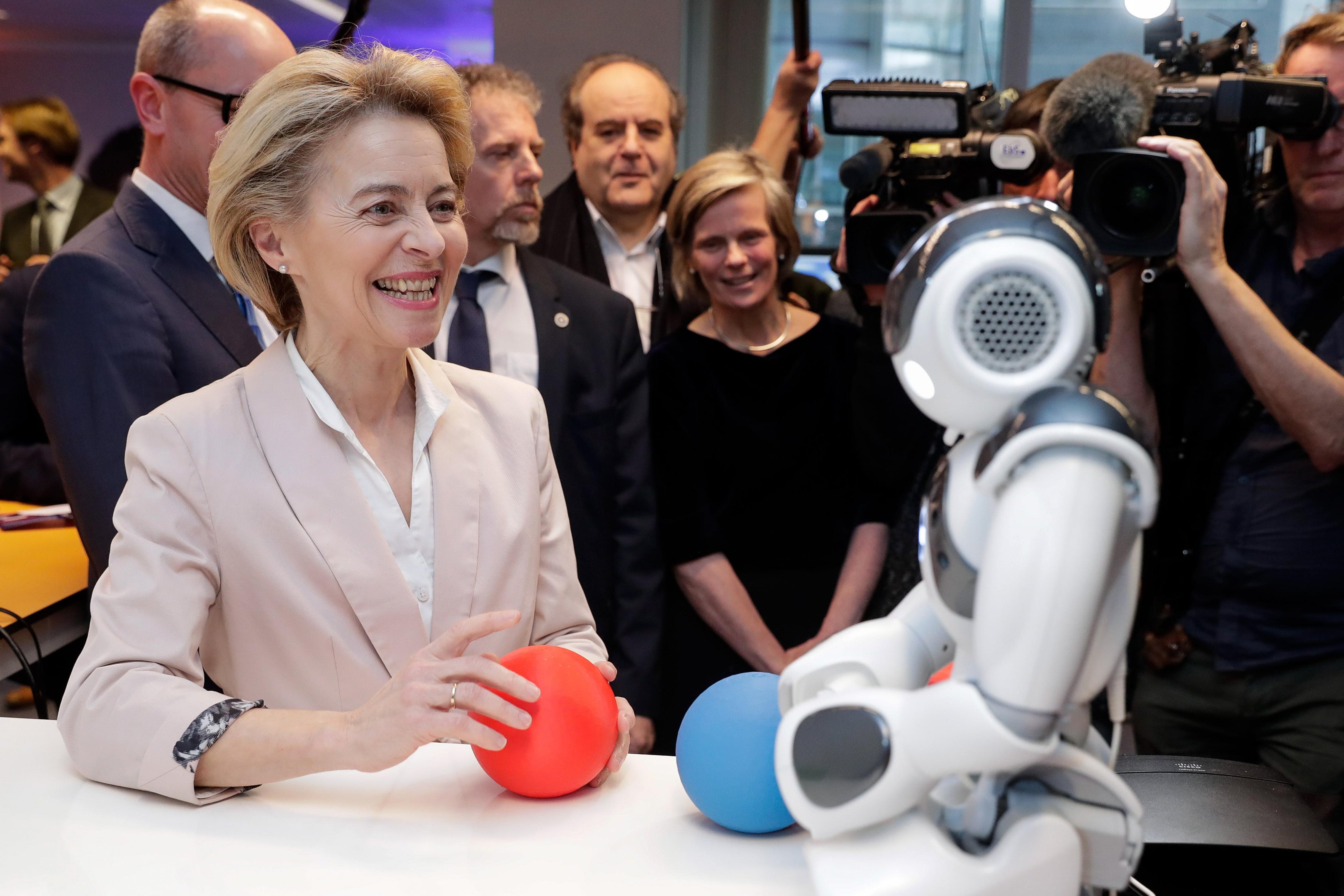 Presidente da Comiss&atilde;o Europeia, Ursula von der Leyen, defendeu uma Intelig&ecirc;ncia Artifical "respons&aacute;vel" e sob controle