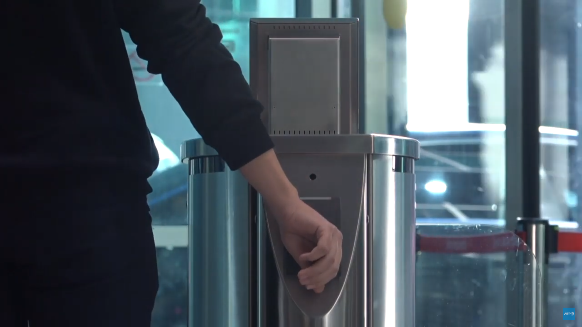 Implementa&ccedil;&atilde;o de chips permite, por exemplo, abertura das catracas do metr&ocirc;