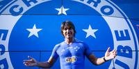 Marcelo Moreno foi apresentado com camisa do Cruzeiro pintada no corpo