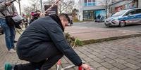 Homem coloca vela e flores no local do atentado em Hanau