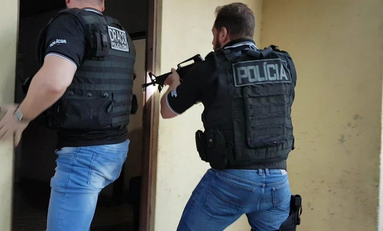 Pol&iacute;cia cumpre 12 mandados de pris&atilde;o