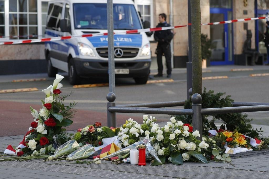 Memorial &eacute; improvisado no local do ataque racista em Hanau