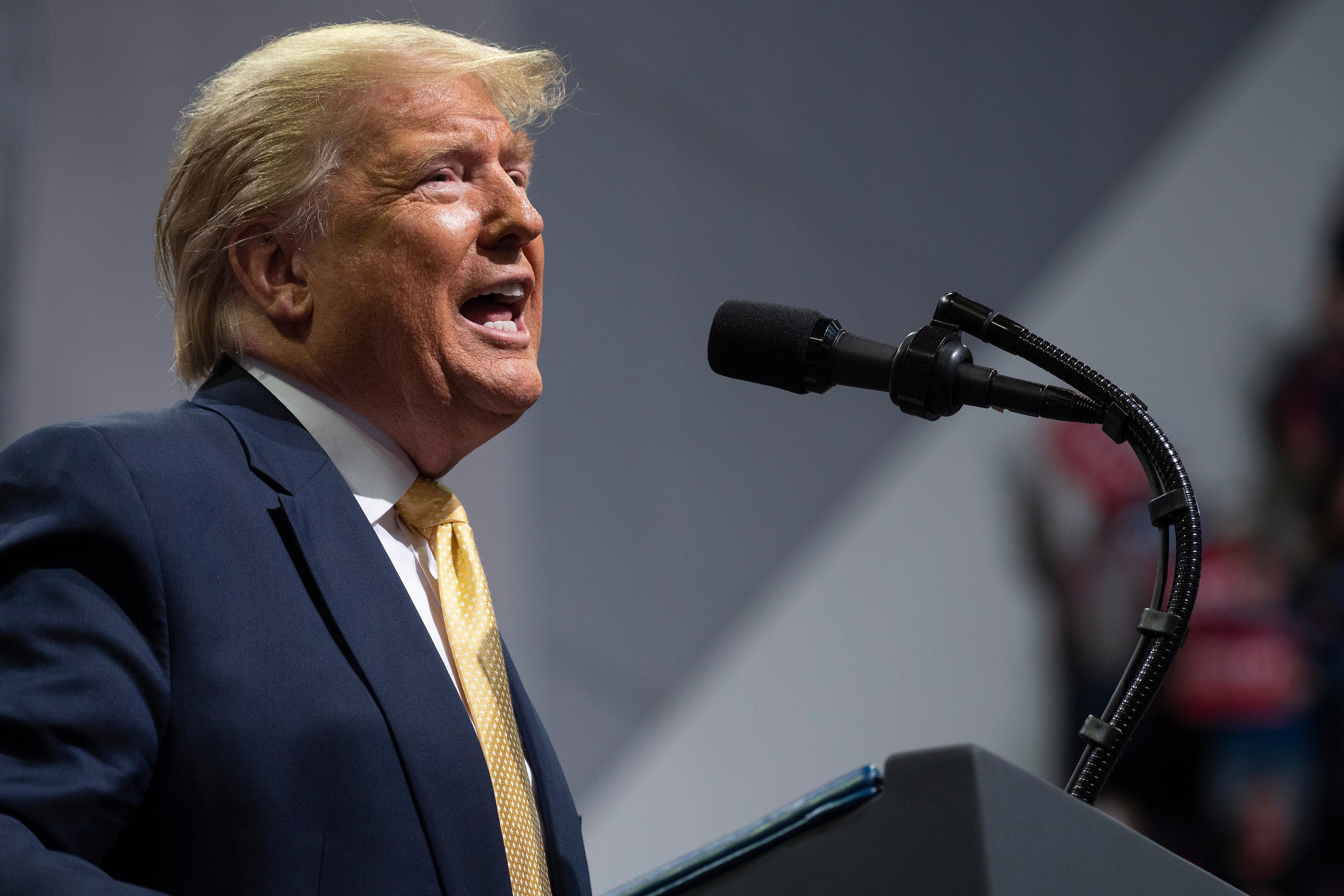 Trump se revoltou contra o agora ex-diretor interino de intelig&ecirc;ncia nacional (DNI) Joseph Maguire ao ficar sabendo da sess&atilde;o de 13 de fevereiro do Comit&ecirc; de Intelig&ecirc;ncia da C&acirc;mara de Representantes