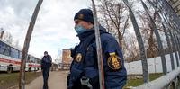Centenas de moradores de Novi Sanzhari bloquearam uma estrada e enfrentaram a polícia em um protesto contra a chegada do grupo repatriado do país asiático para esta pequena localidade do interior da Ucrânia