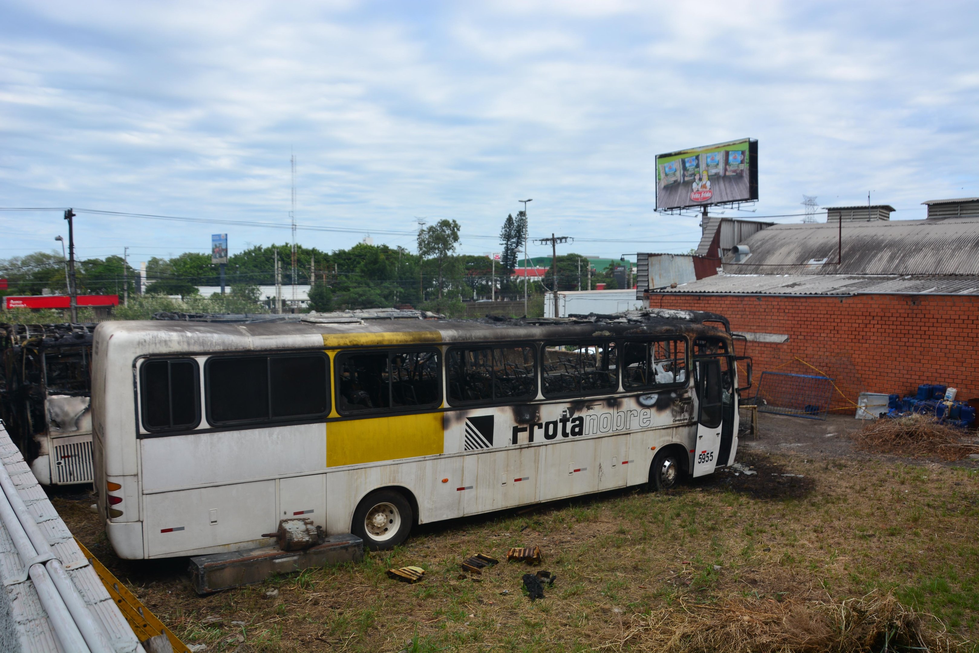 Fogo atingiu &ocirc;nibus em Canoas