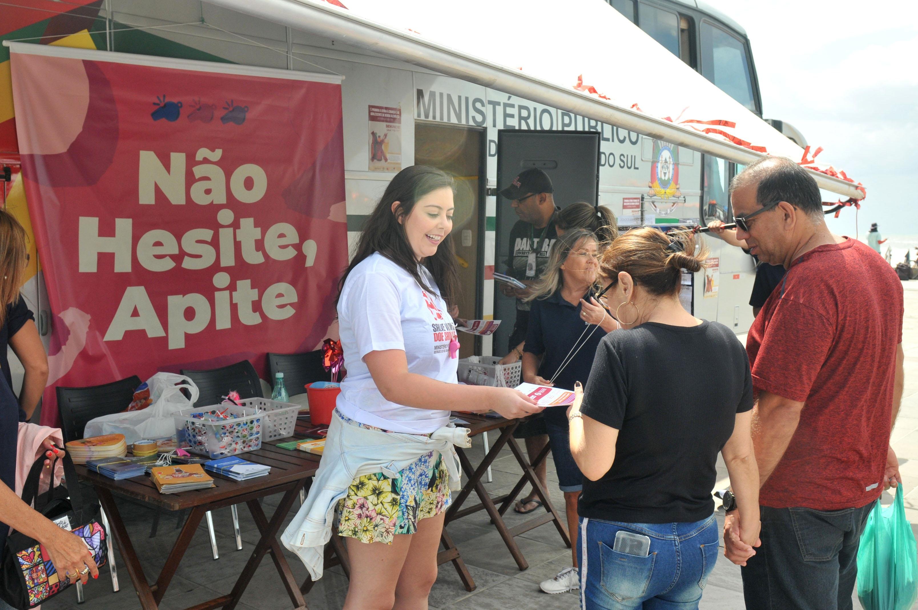 Veranistas receberam materiais no cal&ccedil;ad&atilde;o