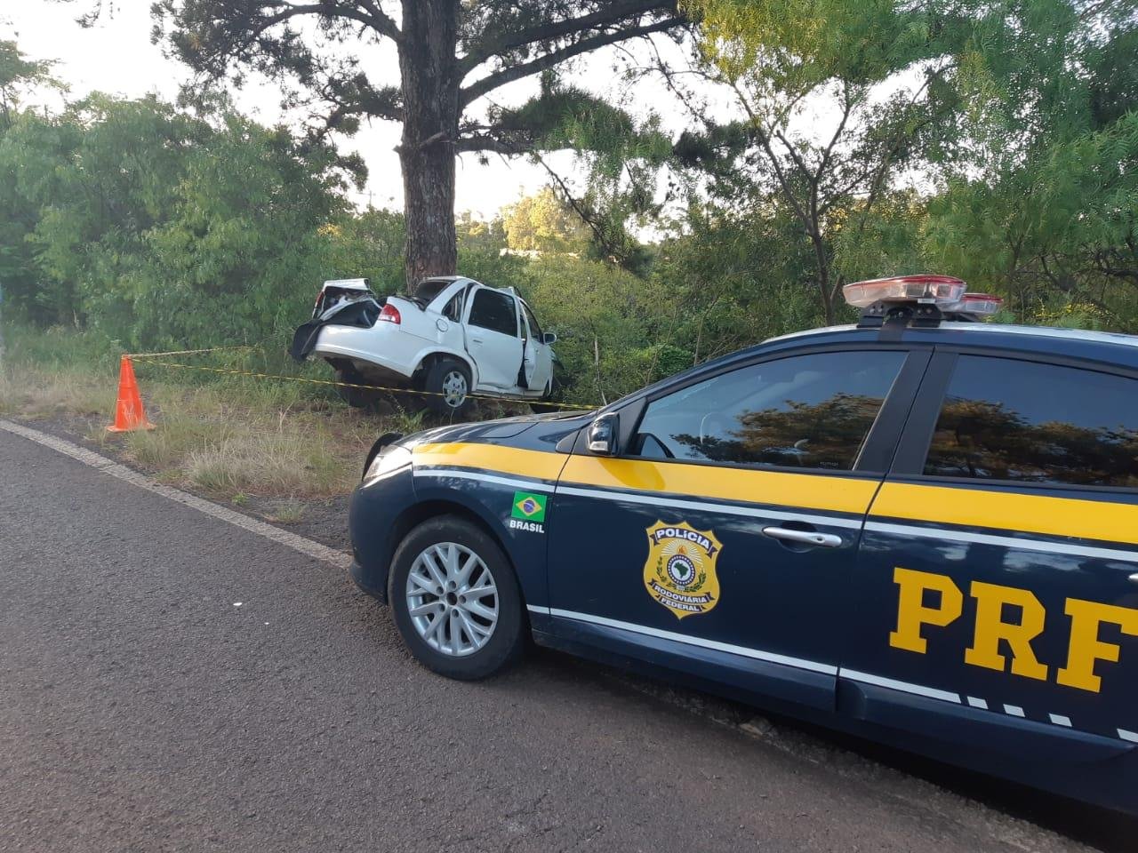 Homem morreu ap&oacute;s carro colidir em &aacute;rvore, em Unistalda
