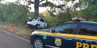 Homem morreu após carro colidir em árvore, em Unistalda