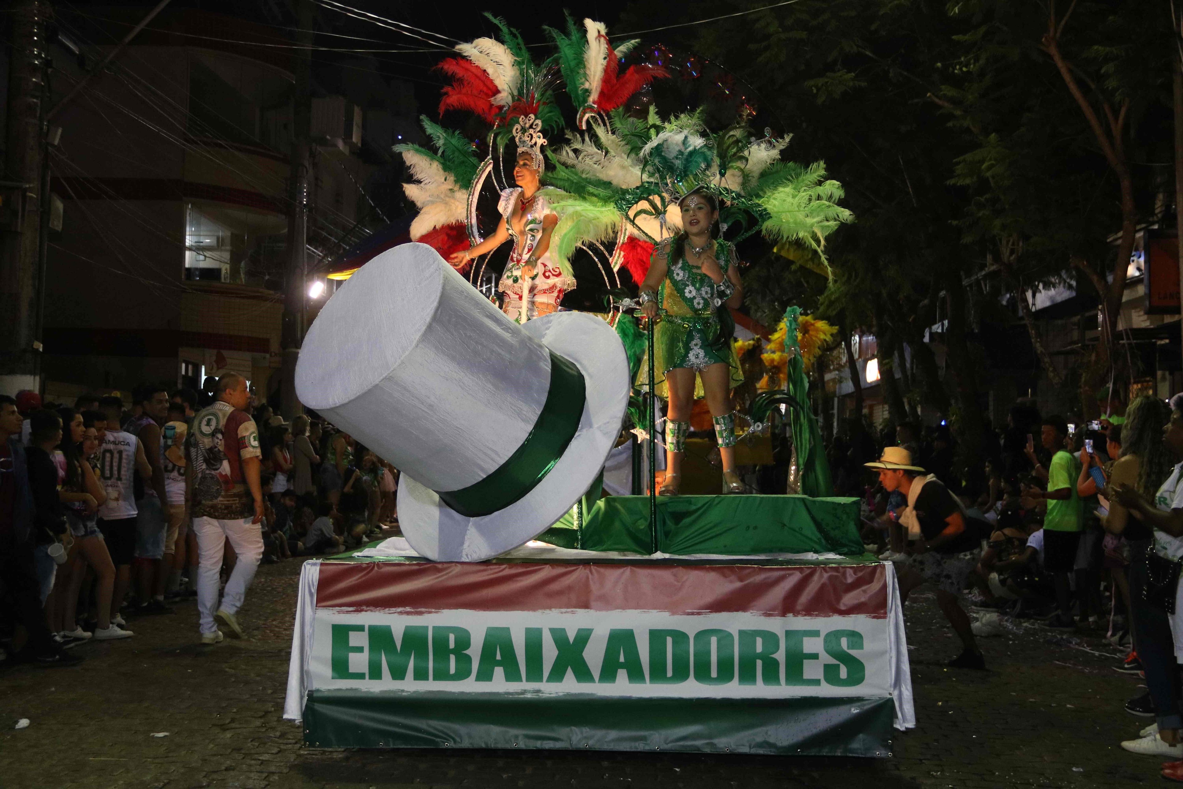 Campe&atilde; do ano passado, a Embaixadores do Ritmo levou para a avenida o tema &ldquo;De cartola ou de sombrero, a viagem come&ccedil;ou!&rdquo;
