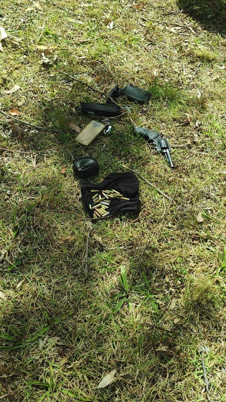 Arma, muni&ccedil;&otilde;es e um celular foram apreendidos ap&oacute;s a persegui&ccedil;&atilde;o que terminou nas proximidades do Polo Petroqu&iacute;mico
