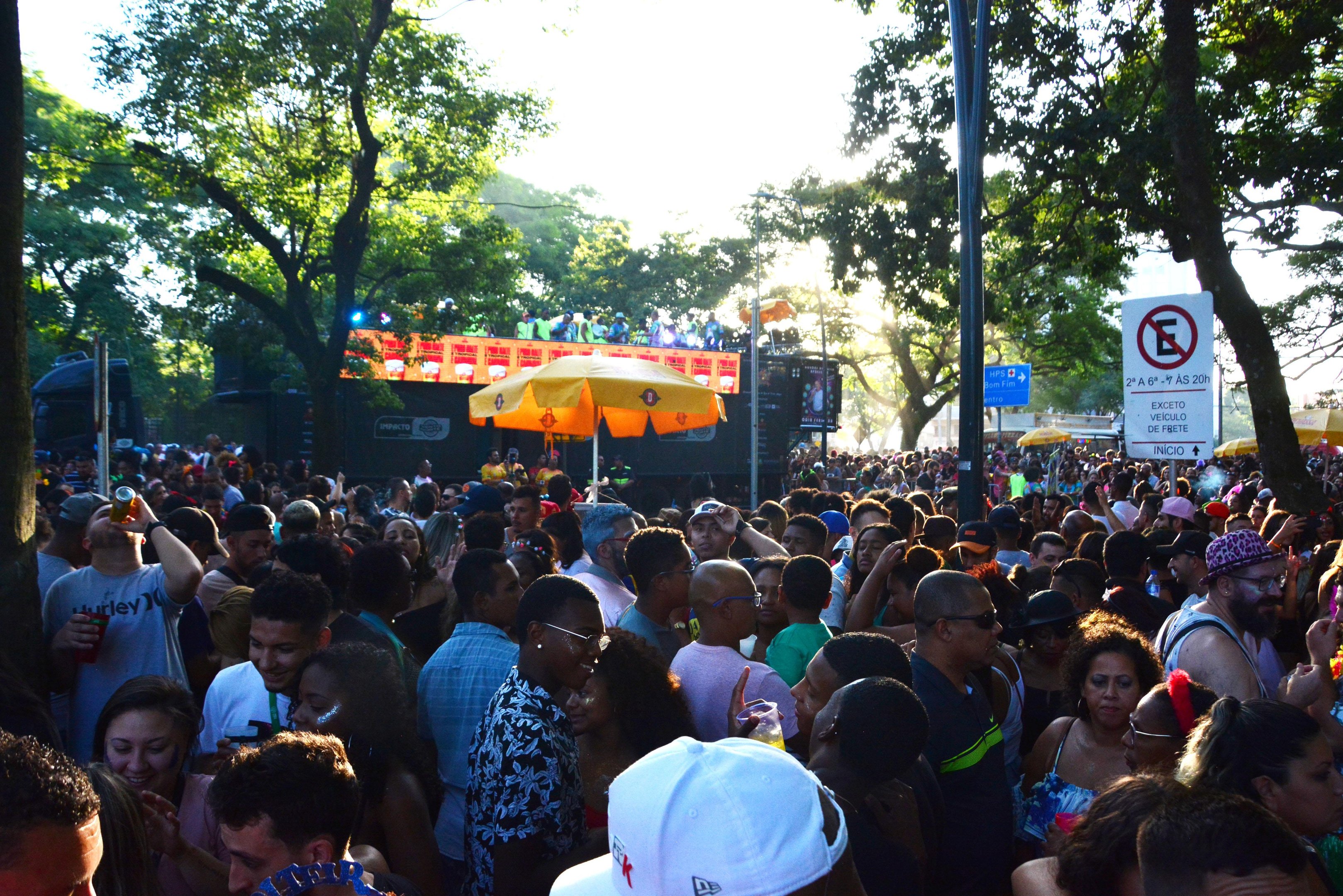 Carnaval de Rua fez muita gente dan&ccedil;ar em Porto Alegre