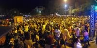 Carnaval levou milhares de pessoas à orla do rio Uruguai
