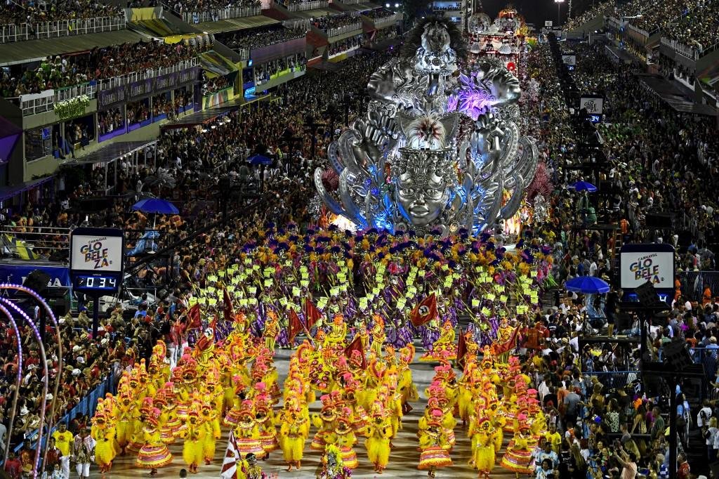 Samba da Unidos da Viradouro foi entoado &agrave; capela em dois trechos e conquistou a plateia