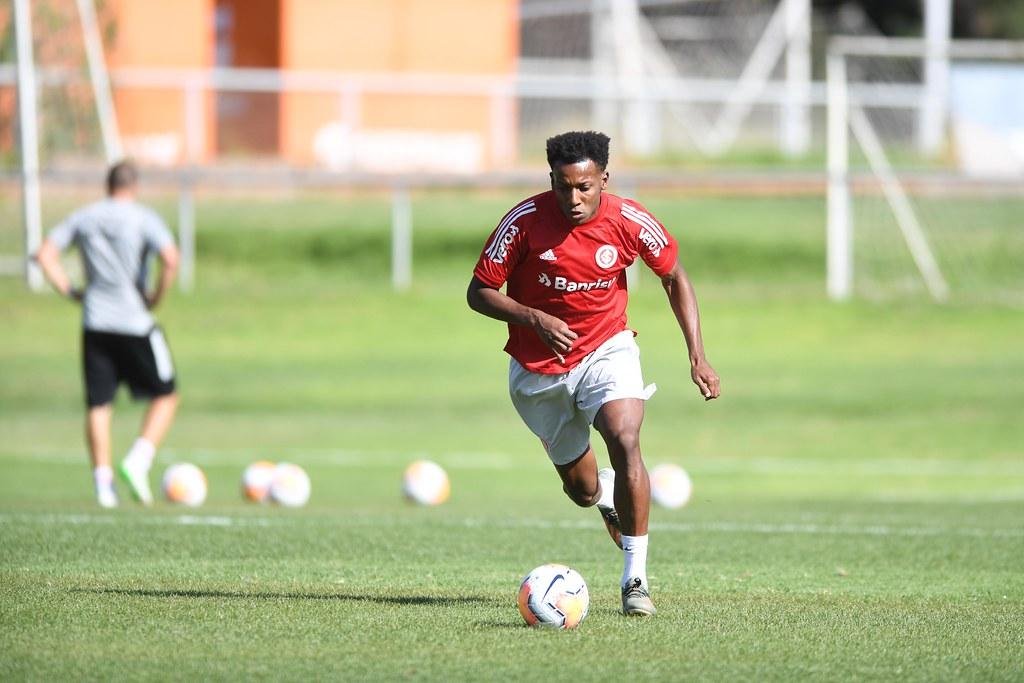 Lateral Mois&eacute;s voltou aos treinos depois de ficar de fora da partida contra o Tolima
