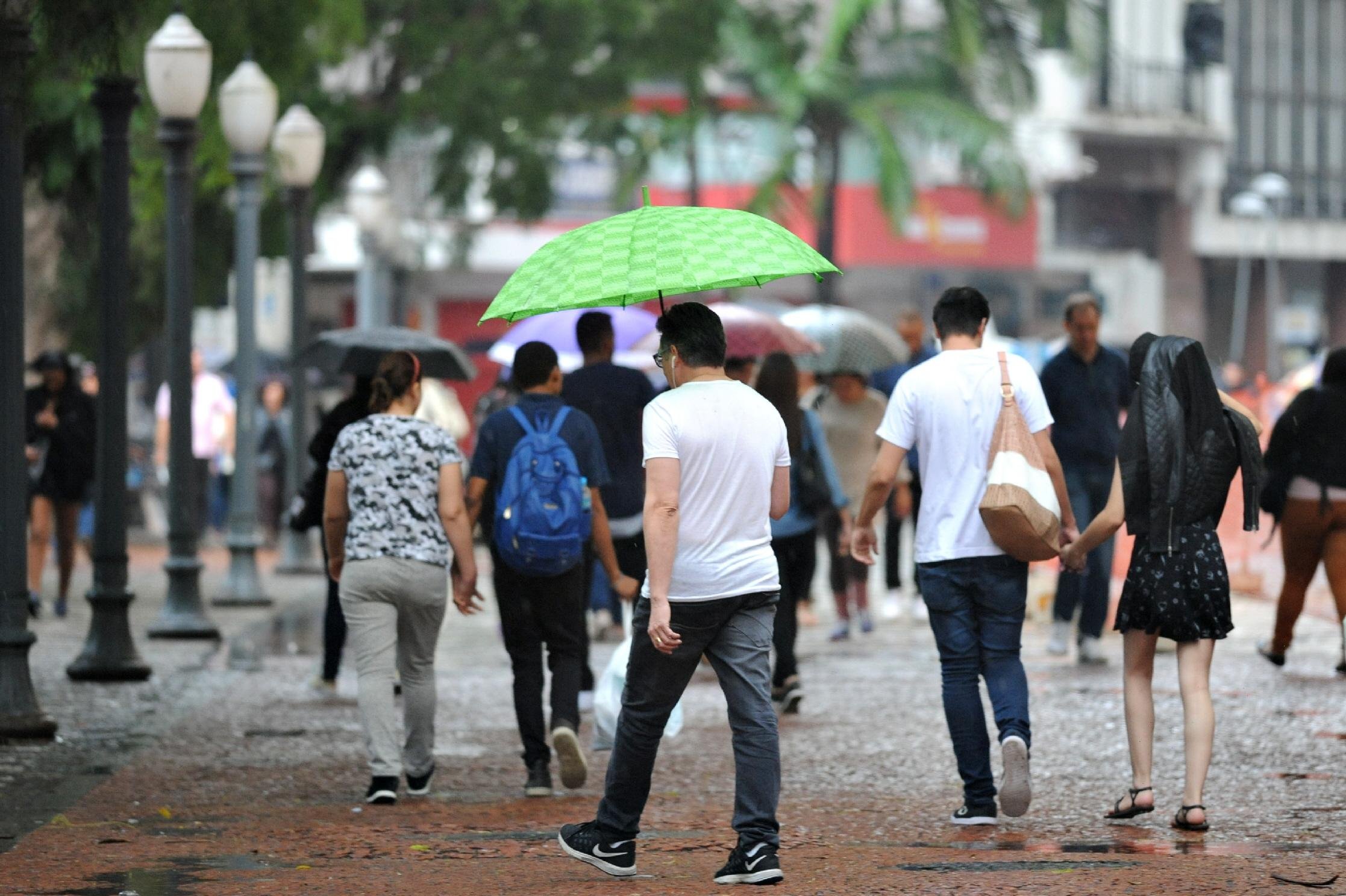 Dia ser&aacute; de sol e chuva na Capital