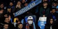Torcedores usaram máscaras na partida do Napoli pela Liga dos Campeões