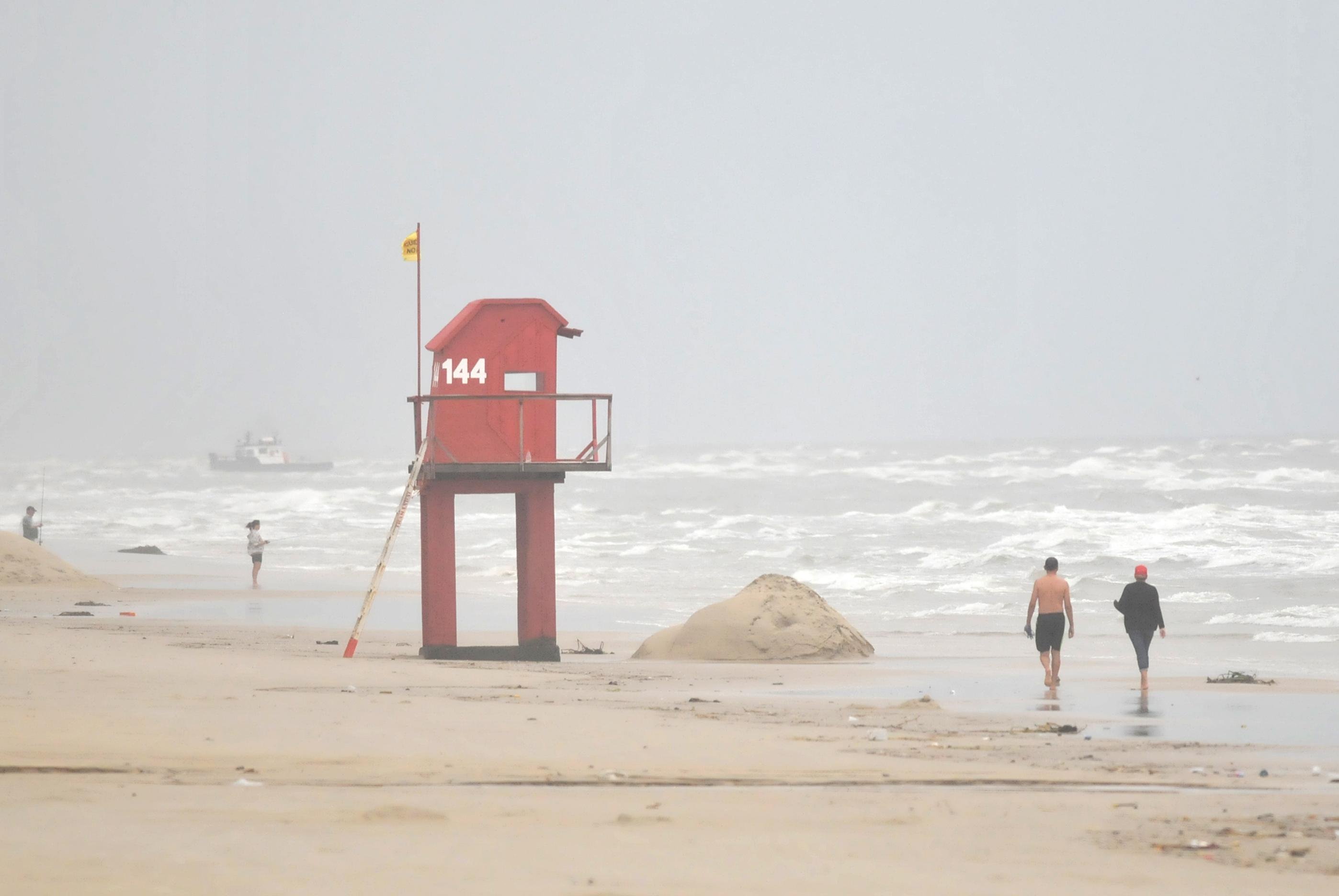 Poucas pessoas foram at&eacute; a beira do mar