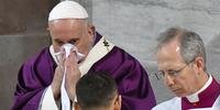 Na quarta-feira, o Papa apareceu resfriado, com tosse, na audiência geral organizada ao ar livre na praça São Pedro