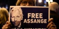 Durante o julgamento, simpatizantes se reuniram com placas contra a extradição de Assange