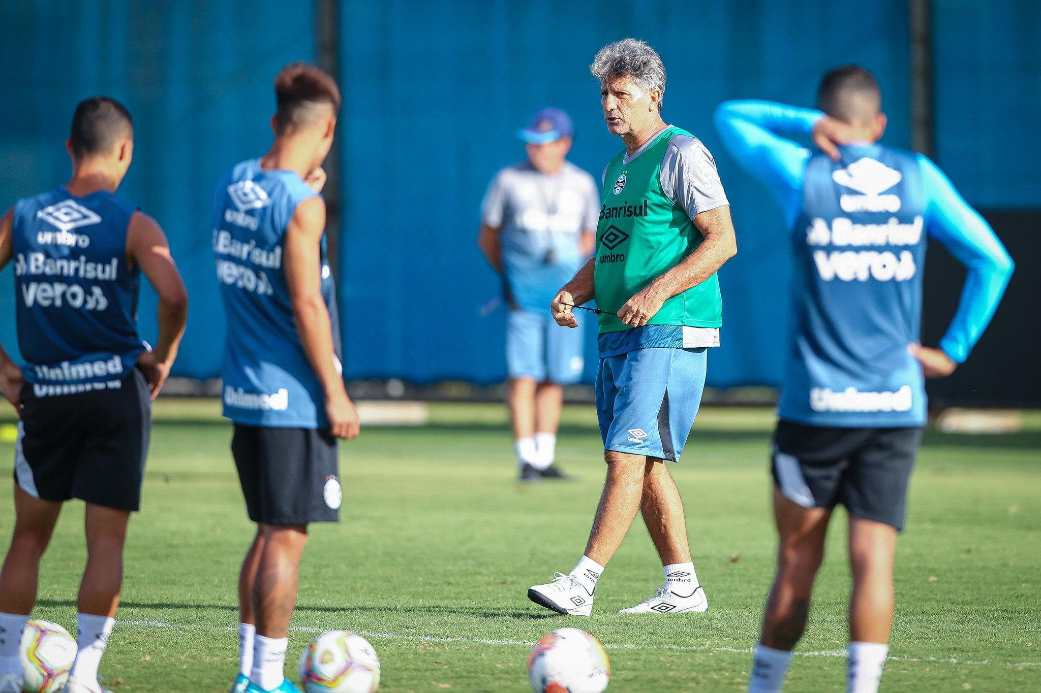 Gr&ecirc;mio treinou nesta quinta-feira no CT Luiz Carvalho