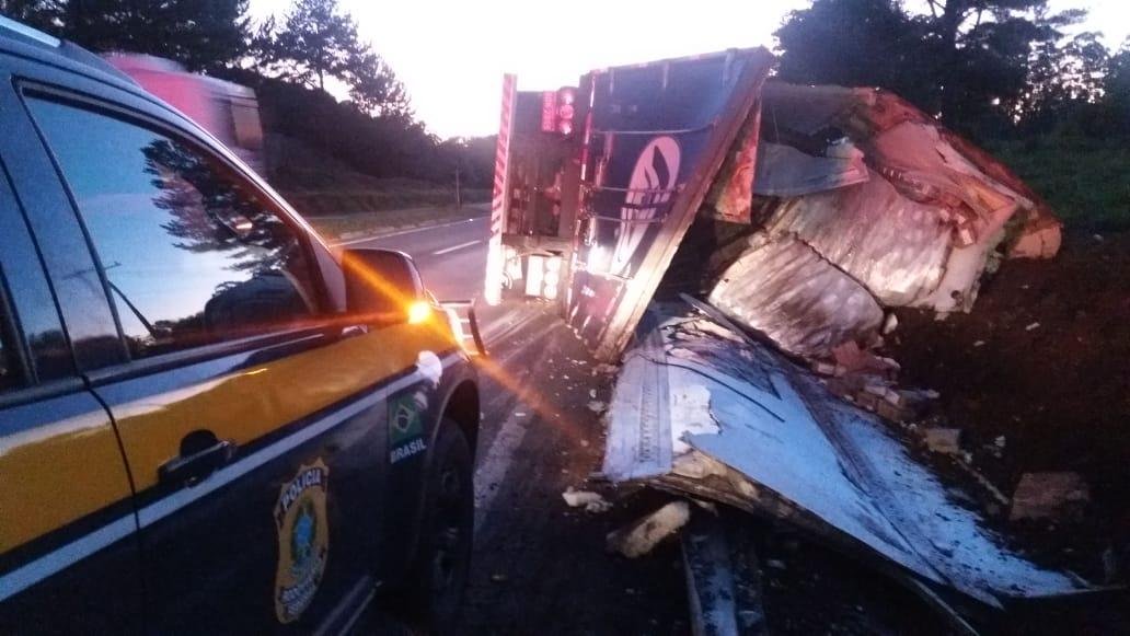 Ve&iacute;culo tombou por volta das 5h40min, mas ningu&eacute;m ficou ferido
