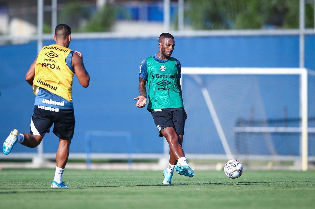 Paulo Miranda acredita que a qualidade de Geromel ajudar&aacute; o zagueiro a voltar a jogar depois de quase tr&ecirc;s meses fora dos gramados
