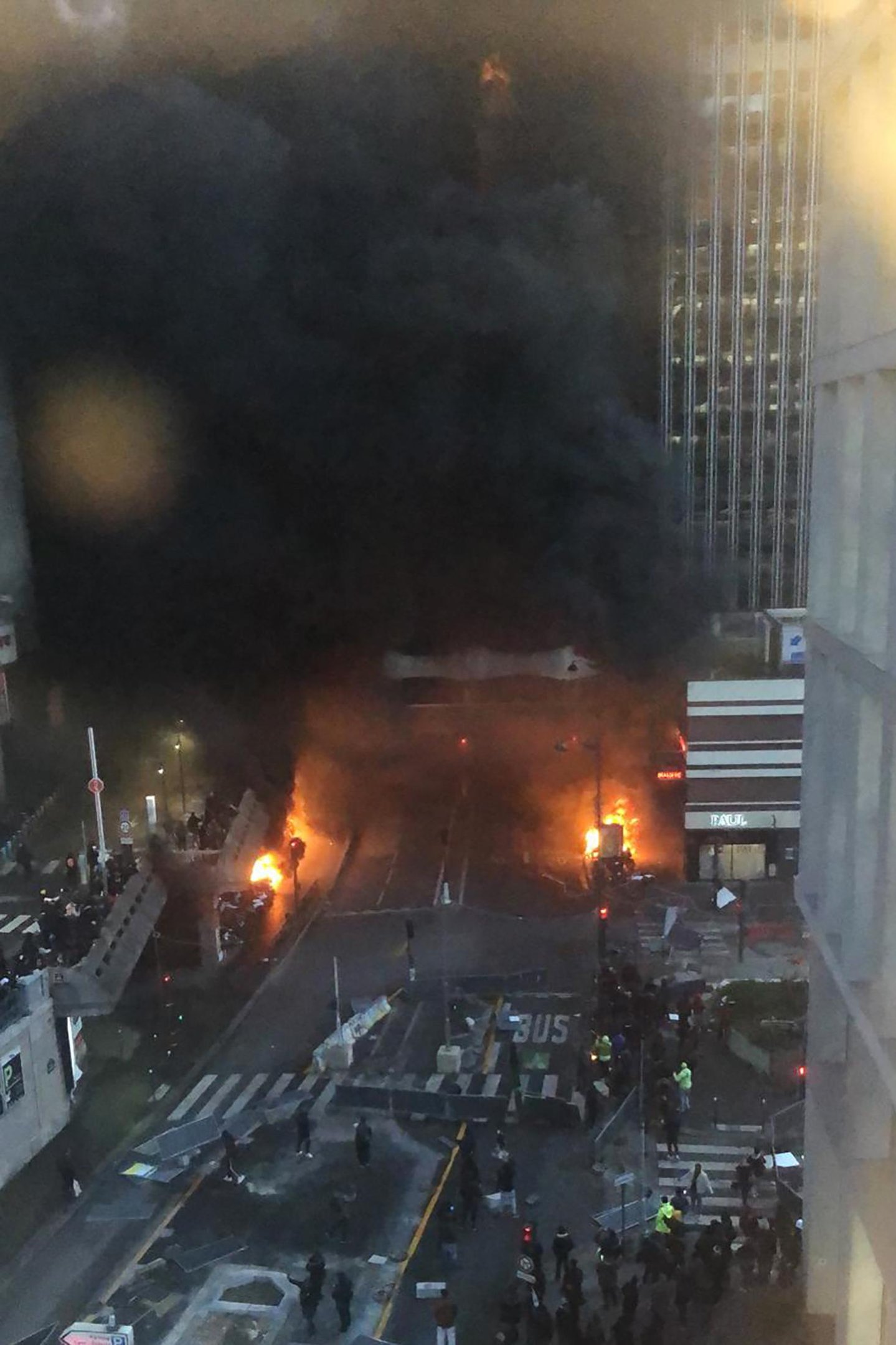 Inc&ecirc;ndio foi iniciado em lixeiras e bicicletas