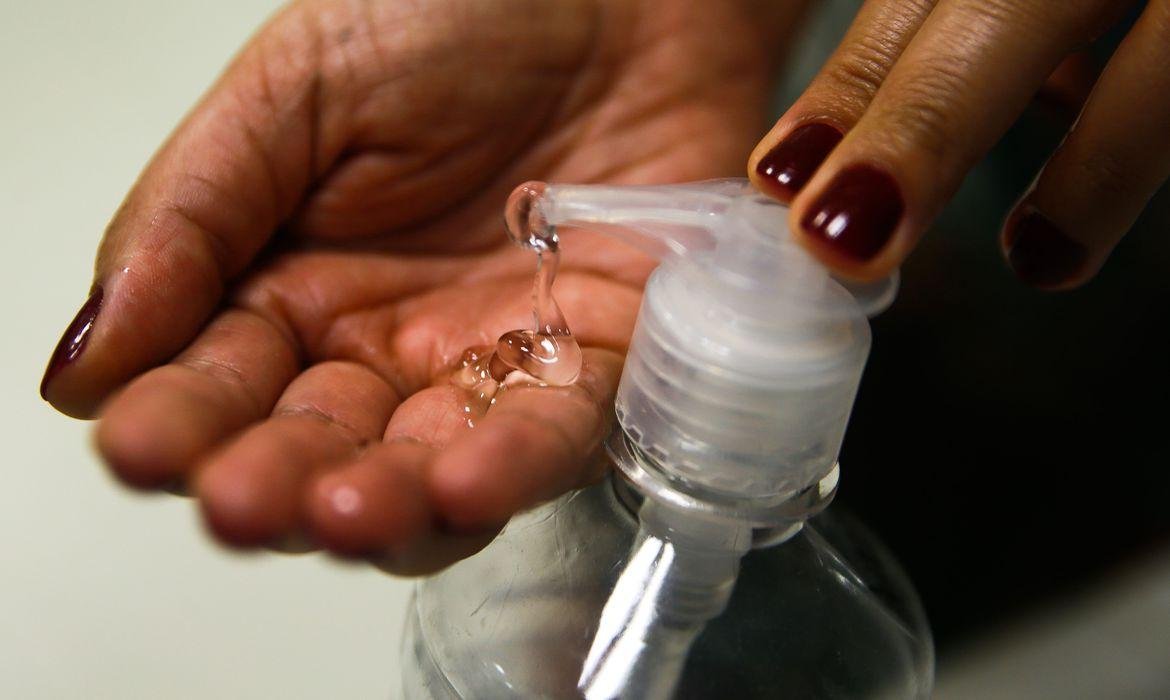 Anvisa tornou obrigat&oacute;ria a disponibiliza&ccedil;&atilde;o de prepara&ccedil;&atilde;o alco&oacute;lica (ou sua vers&atilde;o em gel) para fric&ccedil;&atilde;o antiss&eacute;ptica das m&atilde;os pelos servi&ccedil;os de sa&uacute;de do pa&iacute;s.