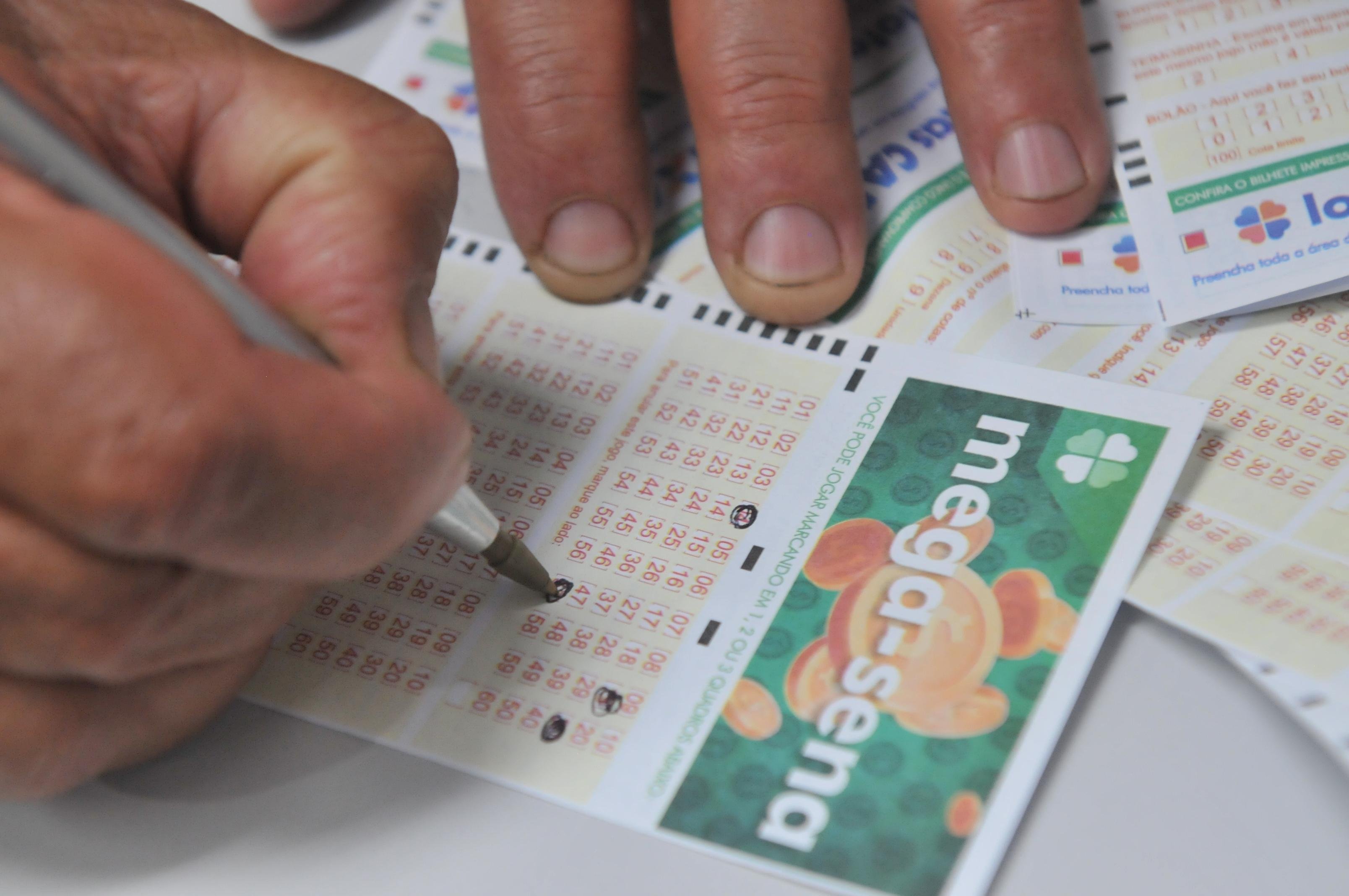 Mega-Sena paga milh&otilde;es para o acertador dos seis n&uacute;meros sorteados