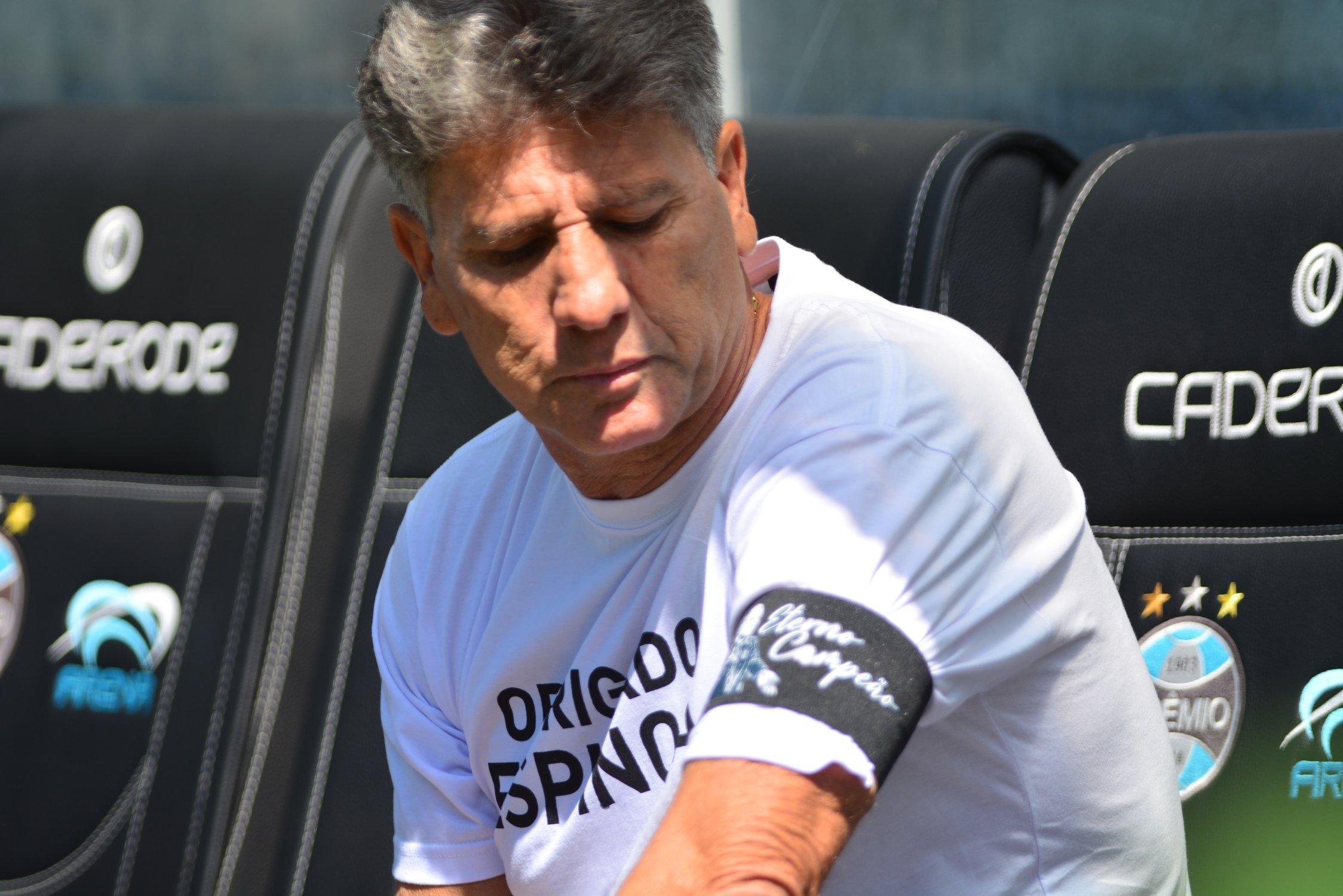 Trainador levou homenagem a Espinosa na camisa