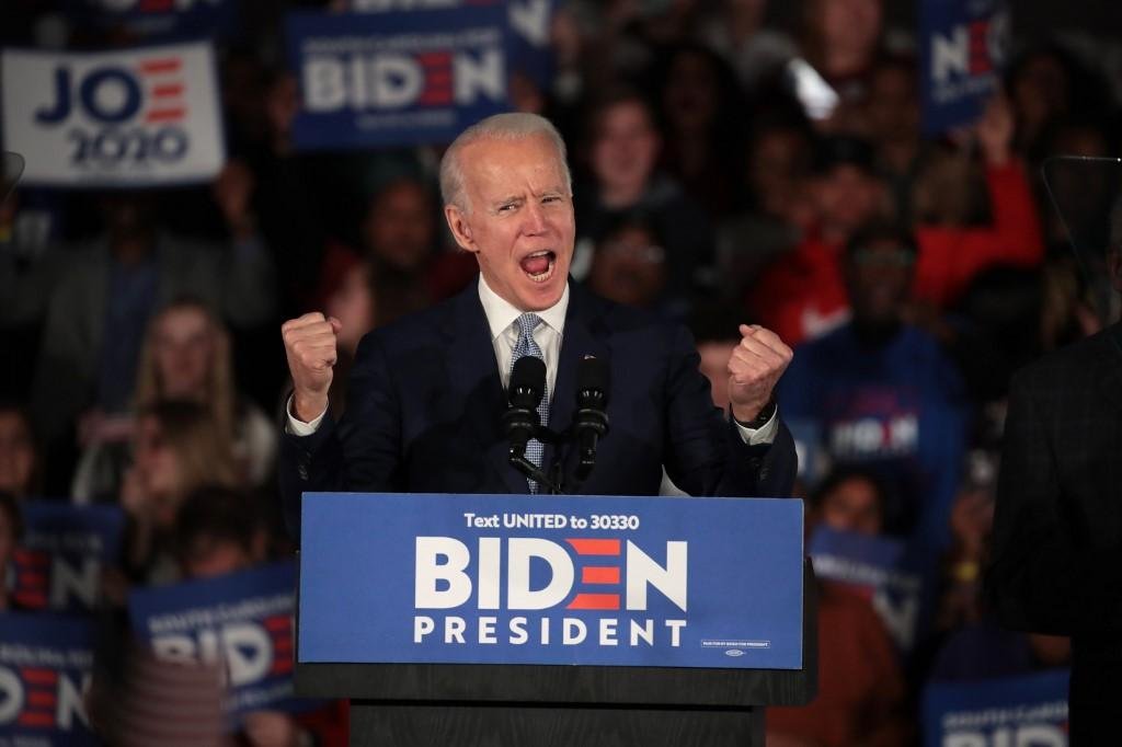 "Estamos muito vivos!", disse Biden, um moderado de 77 anos, a seus seguidores em Columbia ap&oacute;s vit&oacute;ria