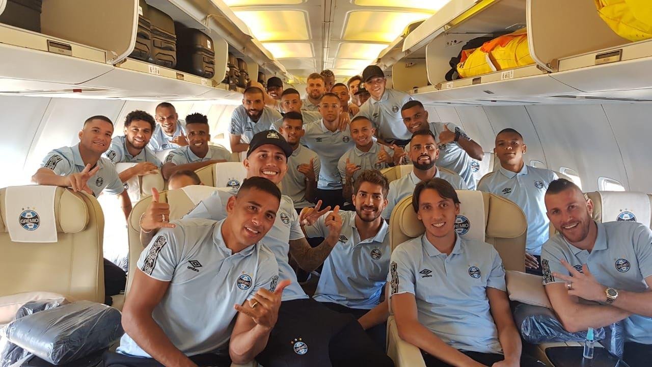 Jogadores tiraram tradicional foto de viagem dentro da aeronave que leva o grupo para a Col&ocirc;mbia