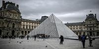 Museu do Louvre, o mais visitado do mundo, permaneceu fechado na manhã deste domingo