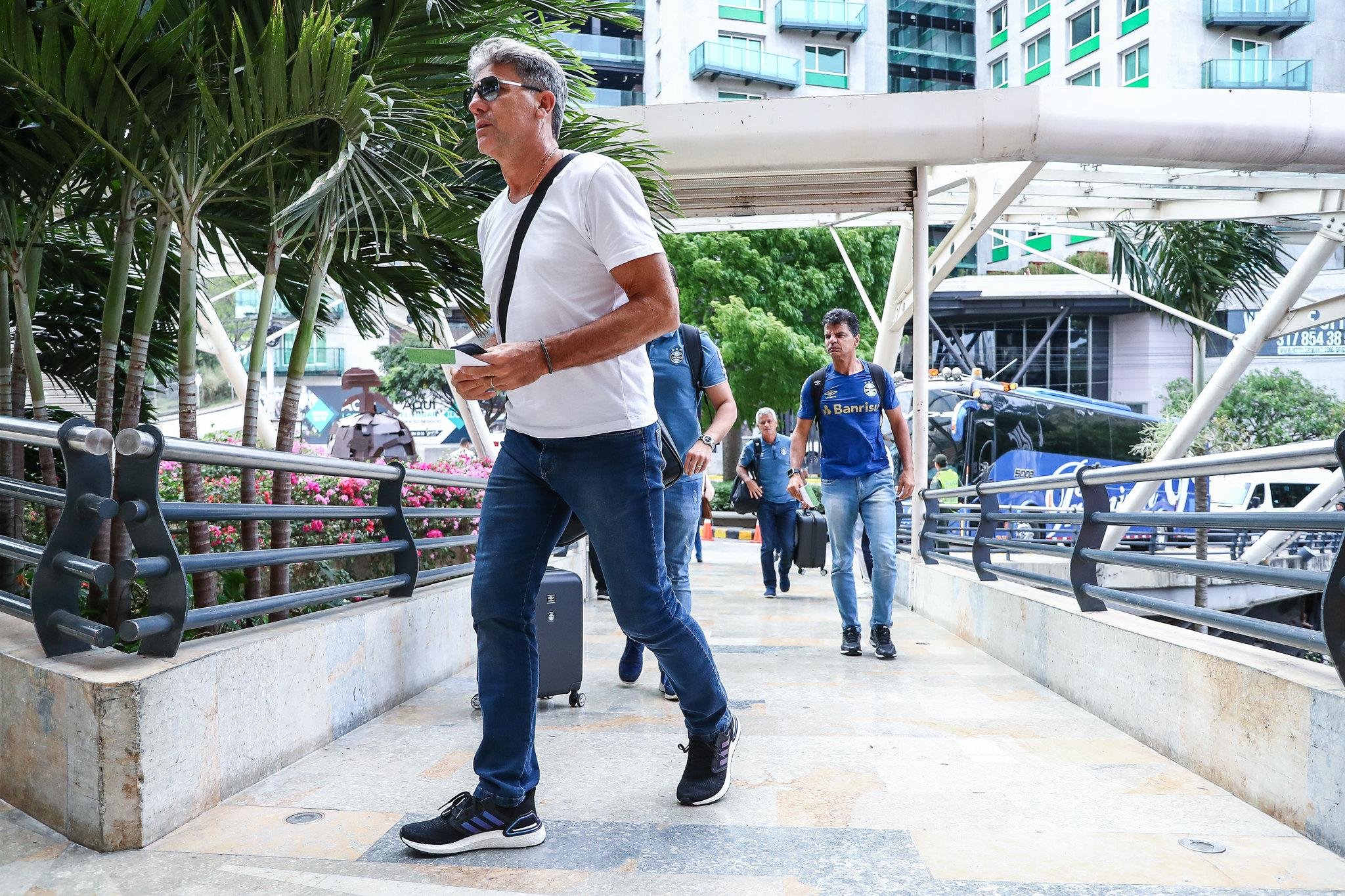 "Dou oportunidade a todos, quem se escala &eacute; o jogador", afirma Renato, sem indicar quem ser&atilde;o os escolhidos