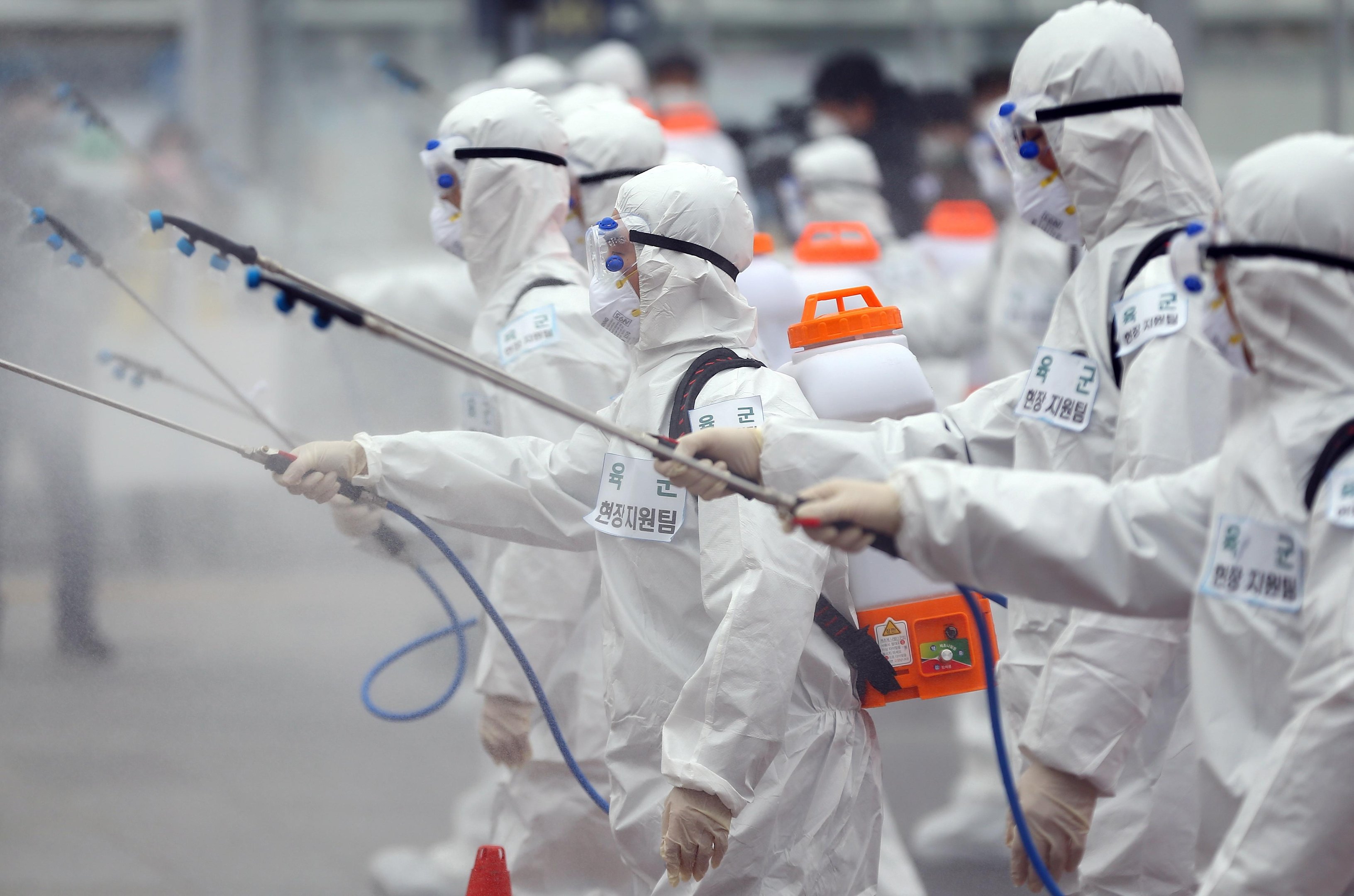 Uma epidemia mais duradoura, no entanto, na &Aacute;sia-Pac&iacute;fico, Europa e Am&eacute;rica do Norte, poderia dividir por dois o crescimento mundial este ano, adverte a OCDE