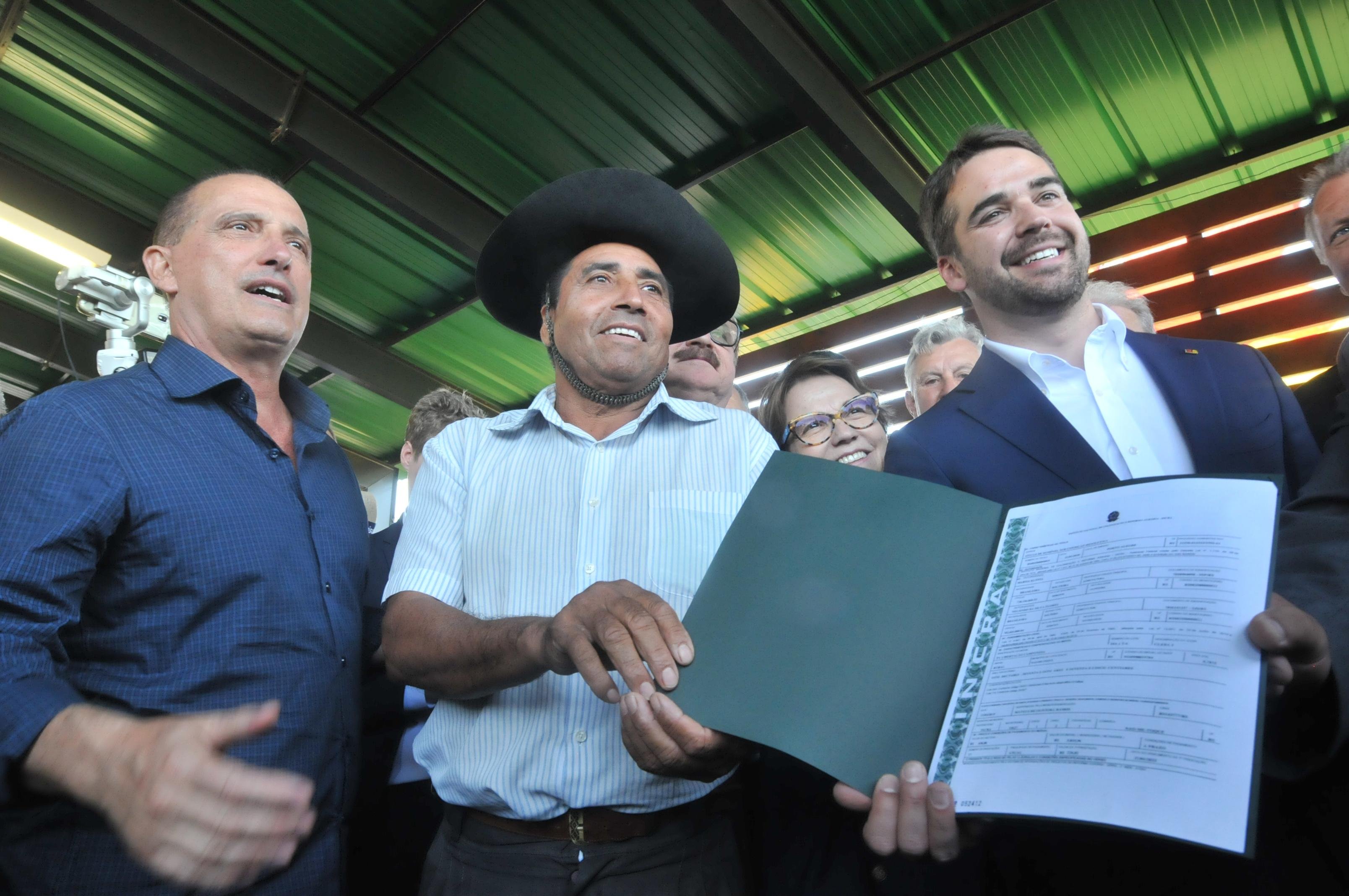 Ministros da Cidadania e da Agricultura, Onyx Lorenzoni e Tereza Cristina participaram da cerim&ocirc;nia ao lado do governador Eduardo Leite