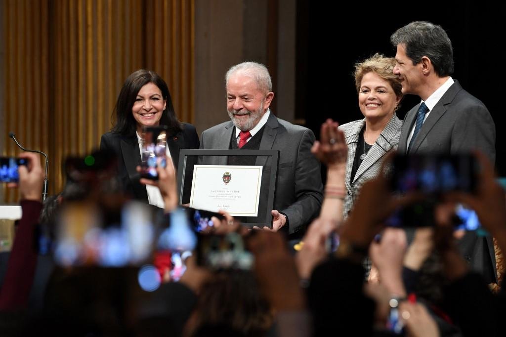 Em discurso, Lula disse estar motivado "para reconquistar a democracia" do Brasil