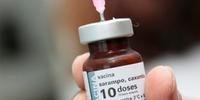 A vacina tríplice viral protege contra o sarampo, rubéola e caxumba.