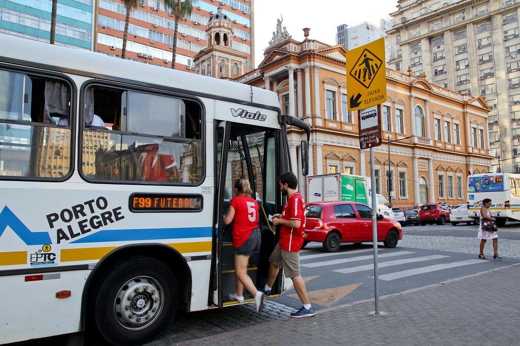 A partir das 17h, oito &ocirc;nibus da linha Especial Futebol sair&atilde;o do Largo Gl&ecirc;nio Peres, ao lado do Mercado P&uacute;blico, em dire&ccedil;&atilde;o ao Beira-Rio