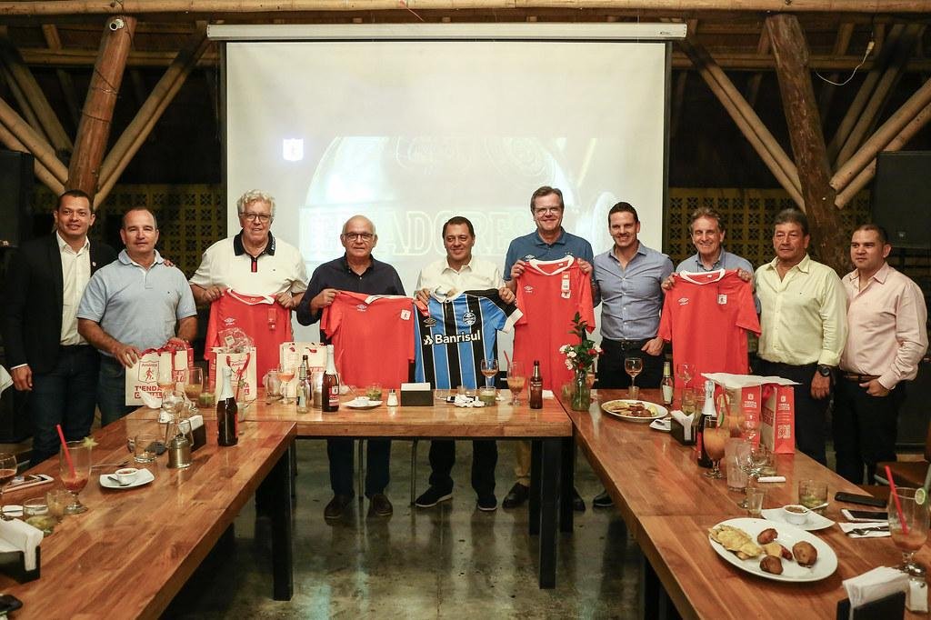 Presidente Romildo Bolzan e demais integrantes da delega&ccedil;&atilde;o gremista participaram de um encontro com dirigentes do Am&eacute;rica de C&aacute;li na segunda-feira &agrave; noite