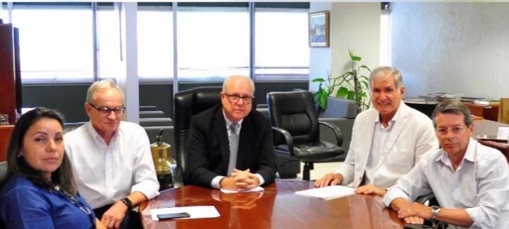 Pedro Bisch Neto (ao centro da foto) j&aacute; presidiu a estatal entre 1999 a 2002