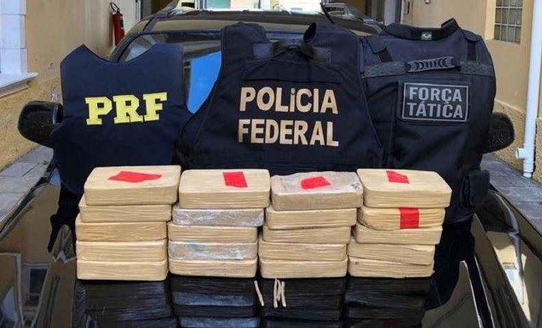 Droga foi encontrada nas portas de uma caminhonete