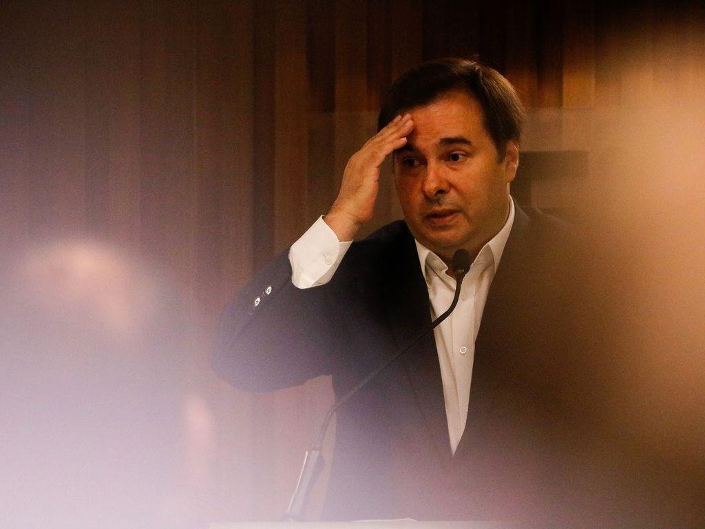O presidente da C&acirc;mara, Rodrigo Maia (DEM-RJ), acatou a decis&atilde;o do PSL de afastar 12 deputados da legenda de suas atividades partid&aacute;rias na Casa pelo per&iacute;odo de um ano.