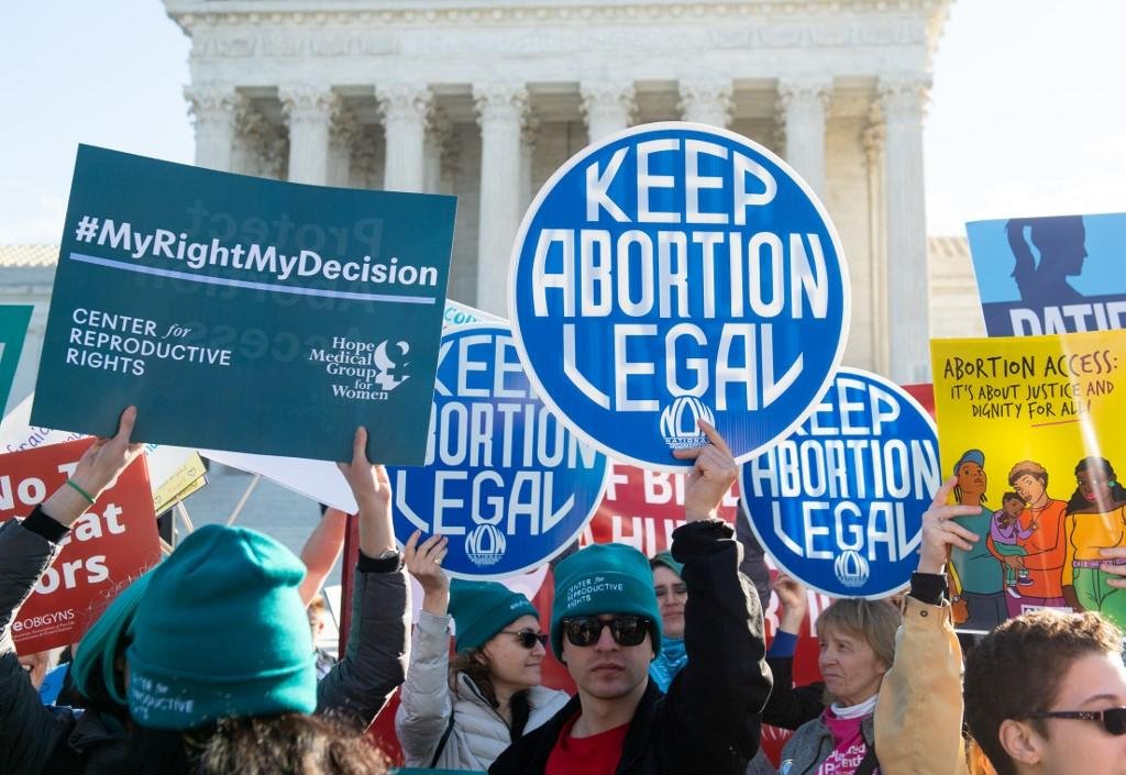 "Meu direito, minha decis&atilde;o" e "Deixe o aborto legal", dizem cartazes de ativistas, em frente &agrave; Suprema Corte